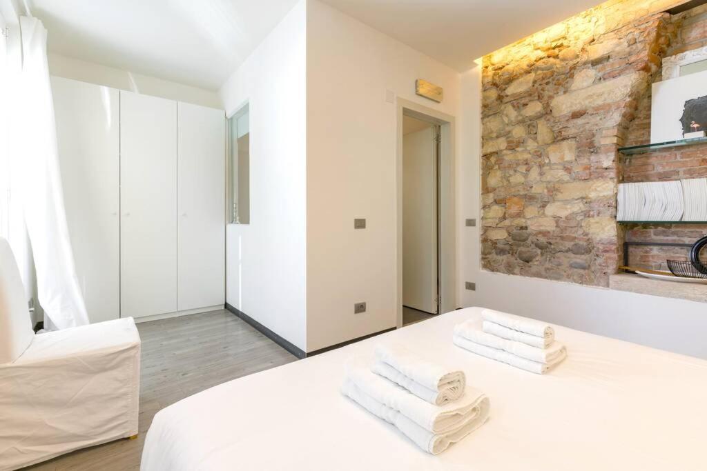 Punto Luce Home In Center Of Verona Bagian luar foto