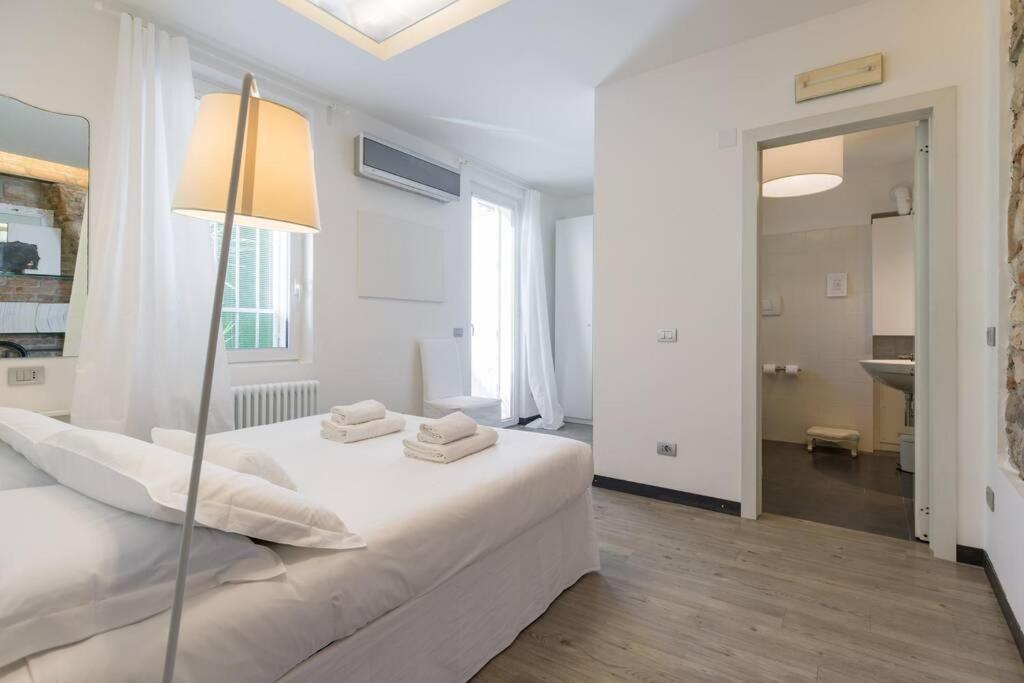 Punto Luce Home In Center Of Verona Bagian luar foto